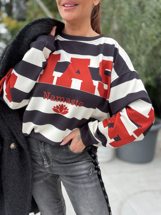 Sweater gestreift in Dunkelblau-Creme, Rundhalsausschnitt und vorne mit NAMASTE Print für Damen - Levelone GmbH & Co. KG