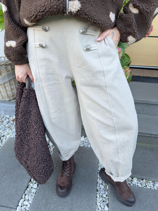 Jeanshose in Beige mit Zierknöpfe fürDamen in Einheitsgrößen 36-42 - Levelone GmbH & Co. KG