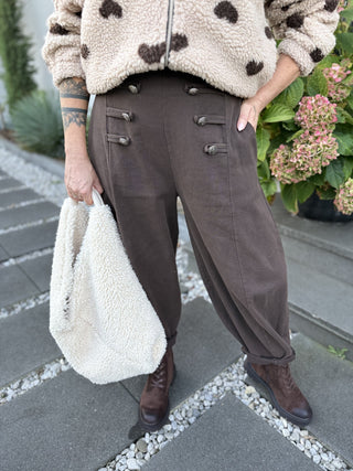 Jeanshose in Braun mit Zierknöpfe fürDamen in Einheitsgrößen 36-42 - Levelone GmbH & Co. KG