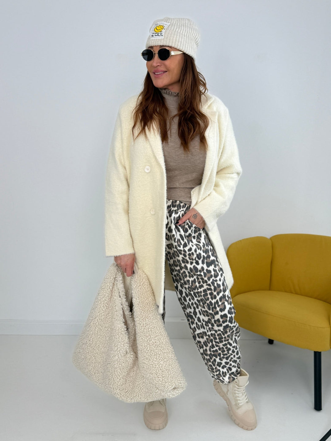 Stylischer Fellmantel für Damen in Creme mit Reverskragen, Knöpfen, Taschen & weicher Haptik - Levelone GmbH & Co. KG