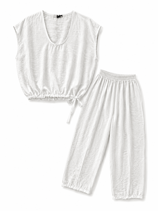 Zweiteiler in Weiss bestehend aus T-Shirt und Hose