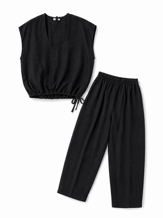 Zweiteiler in Schwarz bestehend aus T-Shirt und Hose