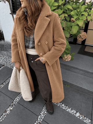 Stylischer Fellmantel für Damen in Camel mit Reverskragen, Knöpfen, Taschen & weicher Haptik - Levelone GmbH & Co. KG