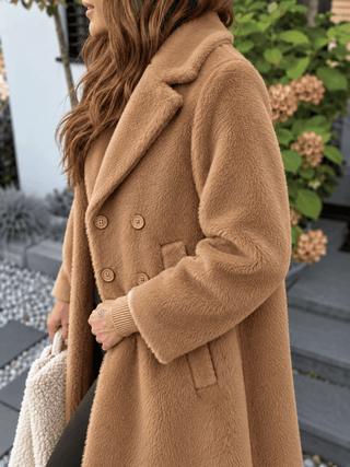 Stylischer Fellmantel für Damen in Camel mit Reverskragen, Knöpfen, Taschen & weicher Haptik - Levelone GmbH & Co. KG