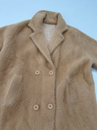 Stylischer Fellmantel für Damen in Camel mit Reverskragen, Knöpfen, Taschen & weicher Haptik - Levelone GmbH & Co. KG