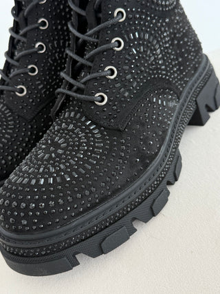 Boots in Schwarz mit Schwarzen Ziersteinchen - Levelone GmbH & Co. KG