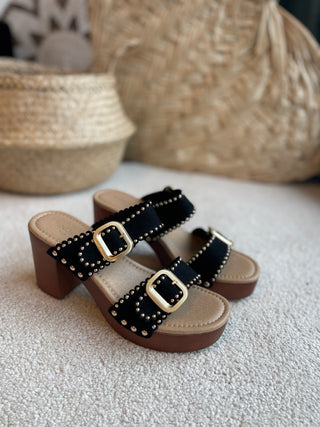 Sandalen in Schwarz mit Gold Nieten & zwei Riemen