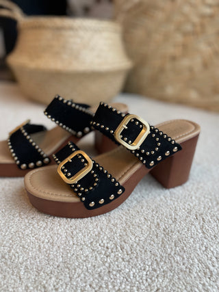 Sandalen in Schwarz mit Gold Nieten & zwei Riemen
