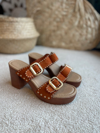 Sandalen in Braun mit Gold Nieten & zwei Riemen