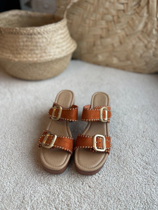 Sandalen in Braun mit Gold Nieten & zwei Riemen