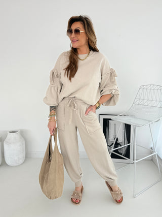 Zweiteiler in Beige bestehend aus Sweater und Jogpant