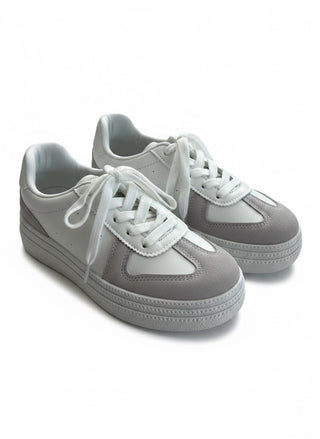 beige Sneaker mit Stickereien