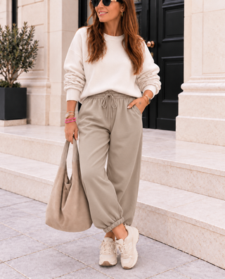 Joggerhose in Beige mit Bündchen am Saum für Damen. In Einheitsgröße 36-42 - Levelone GmbH & Co. KG